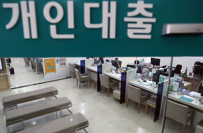 한국은행은 앞으로 기준금리를 0.5%포인트 추가 인상할 경우 가계의 연간 이자 부담 규모는 작년 말 대비 5조8000억원 늘어나는 것으로 추산했다. 사진은 서울시내 한 은행의 모습. /뉴시스