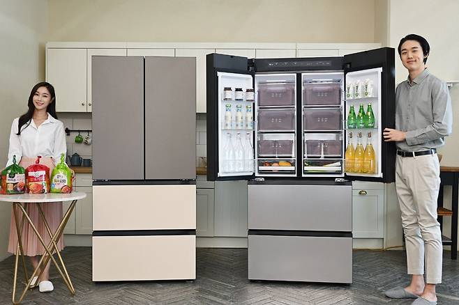 LG전자 모델들이 LG 디오스 김치톡톡 오브제컬렉션을 소개하고 있다. /LG전자 제공