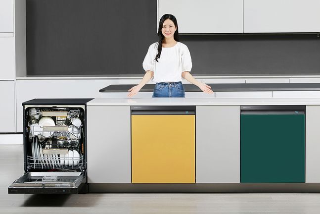 삼성전자 모델이 경기도 수원 디지털시티 생활가전동 프리미엄하우스에서 신제품 비스포크 식기세척기를 소개하고 있다.(자료사진)ⓒ삼성전자