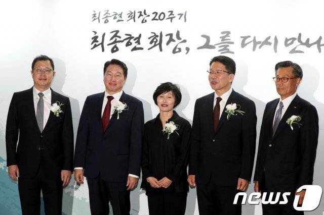 SK그룹 최태원 회장(왼쪽 두번째), 최기원 이사장(가운데) 이 지난 2018년 8월 서울 광장동 워커힐호텔에서 열린 고 최종현 선대회장의 20주기 추모식에 참석해 추모객들을 맞이하고 있는 모습. /뉴스1 © News1