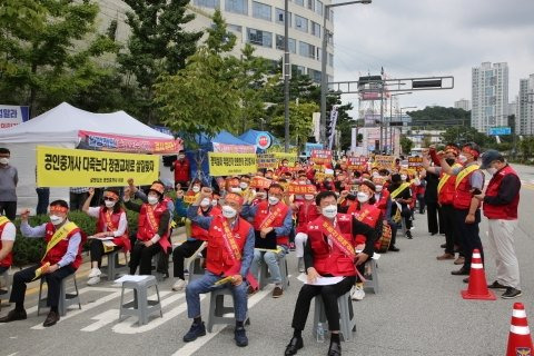 지난 8일 정부세종청사 국토교통부 앞에서 '정부 정책 실패 규탄 궐기대회'를 진행한 한국공인중개사협회. 사진=뉴시스