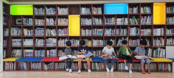 하늘별나르샤 도서관을 이용하는 천태초교 학생들의 모습.사진=전남도교육청 제공