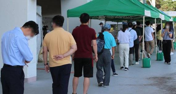 24일 대전 중구 한밭종합운동장에 마련된 선별진료소에서 시민들이 검사를 받기 위해 순서를 기다리고 있다.(출처:뉴시스)