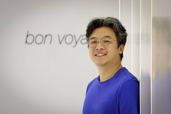 세이클럽, B612 등을 만들었던 개발자 출신 남세동 보이저엑스 대표가 지난 7일 오후 서울 서초동 보이저엑스 사무실 들머리에서 미소짓고 있다. 김명진 기자 littleprince@hani.co.kr