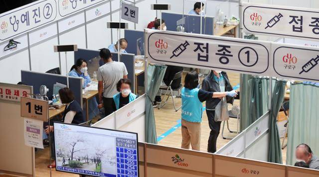 23일 오전 서울 구로구 구민회관에 마련된 신종 코로나바이러스 감염증(코로나19) 백신 예방접종센터에서 시민들을 비롯한 국내 거주 외국인들이 예방접종을 앞두고 문진을 받고 있다. 뉴스1