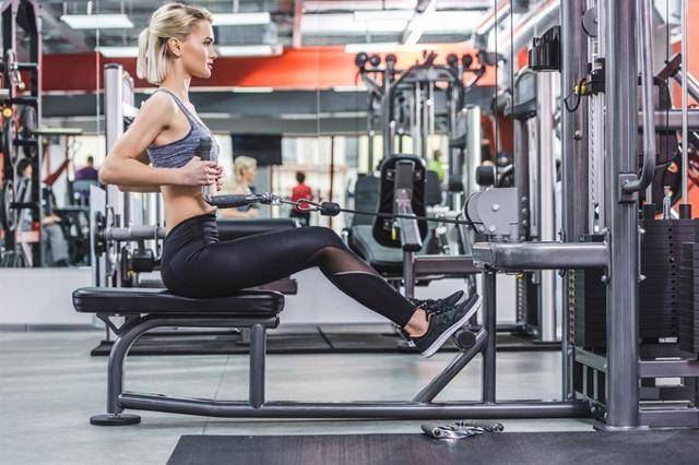 시티드 로우는 집에서 탄성밴드를 이용해 얼마든지 할 수 있는 등 운동 중 하나다. 게티이미지뱅크