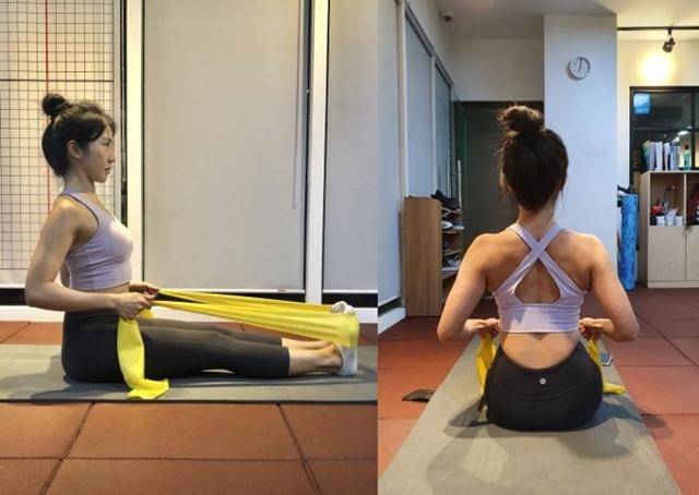 허리가 굽어지지 않도록 곧게 세우고 밴드를 잡아당긴다. 피트니스위 제공