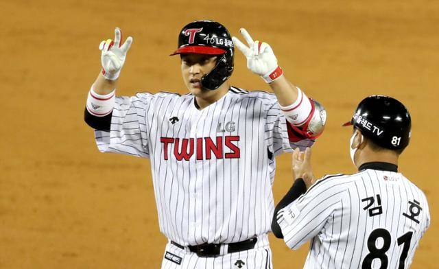 LG 유강남이 24일 서울 잠실야구장에서 열린 삼성전에서 5회말 안타를 친 뒤 기뻐하고 있다. 뉴시스