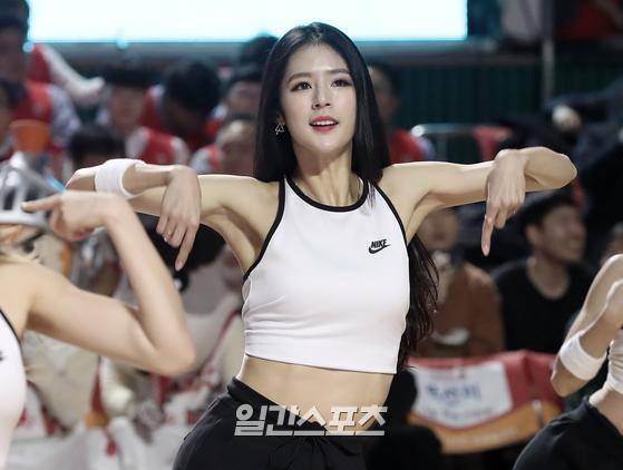 2019-2020 프로농구 서울SK와 전주KCC의 경기가 9일 오후 서울 잠실학생체육관에서 열렸다. 경기에 앞서 박기량 등 치어리더가 신나는 율동으로 분위기를 돋우고 있다. 김민규 기자 kim.mingyu@joongang.co.kr /2020.01.10/