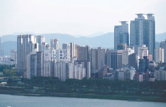 3.3㎡당 평균 전셋값이 1억원을 넘는 서울 아파트가 속속 나오고 있다. 새 임대차법 시행 이후 전셋값 고공 행진이 계속되면서다. 사진은 서울 삼성동·청담동 일대 아파트 단지. [연합뉴스]