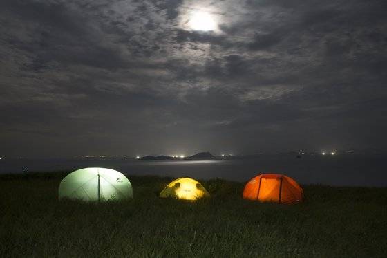 굴업도 백패킹의 하이라이트는 일몰과 함께 시작된다. 손민호 기자, [중앙포토]
