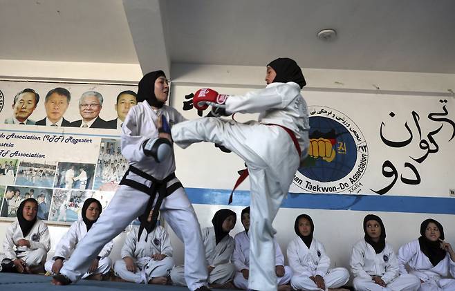 겨루기를 하고 있는 아프간 소녀들. AP=연합뉴스