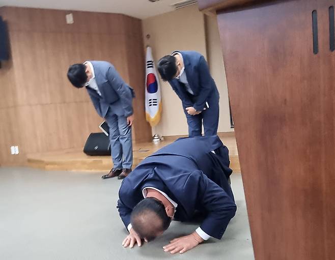 경남 남창원농협 마트가 신종 코로나바이러스 감염증 확진자가 쏟아지는 와중에도 이를 숨긴 채 사흘간 영업을 강행한 것과 관련, 11일 농협 창원시지부 3층 회의실에서 백승조 남창원농협 조합장이 큰절로 대시민 사과를 하고 있다. 연합뉴스