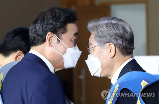 지난 12일 민주당 강원경선에서 만난 이낙연 전 대표(왼쪽)과 이재명 경기지사. 연합뉴스