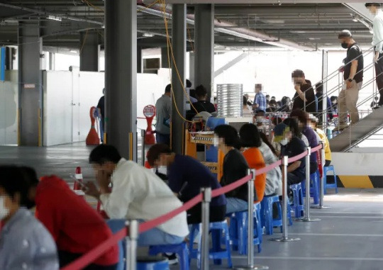 On the afternoon of September 23, following the Chuseok holiday, citizens continue to line up to get tested for COVID-19 at a screening clinic set up at the Buk-gu Public Health Center in Gwangju. Yonhap News