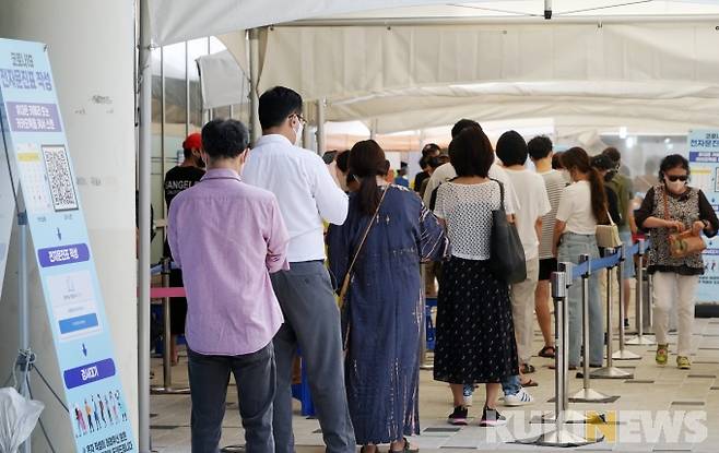 서울 마포구보건소 코로나19 선별검사소에서 피검자들이 줄을 서 있다.&nbsp; &nbsp;사진=박효상 기자