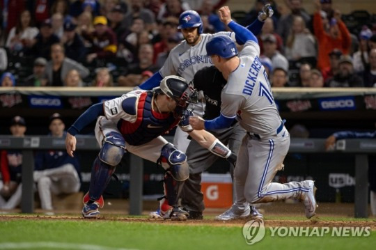 
6회 홈에 들어오다가 태그 아웃당하는 토론토 디커슨
[USA 투데이/로이터=연합뉴스]