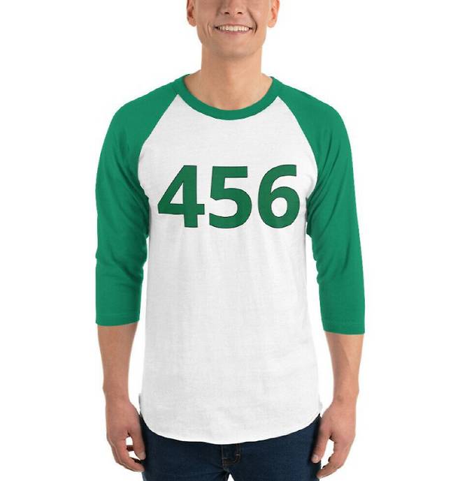 극 중 주인공인 성기훈(이정재 분)이 입고 나왔던 '456번' 티셔츠가 이베이에 등장했다. /사진=이베이