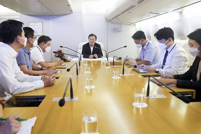 [호놀룰루=뉴시스] 김진아 기자 = 제76차 유엔총회와 하와이 순방 일정을 마친 문재인 대통령이 23일 공군 1호기 회의실에 순방에 동행한 기자들과 간담회를 하고 있다. 2021.09.24.