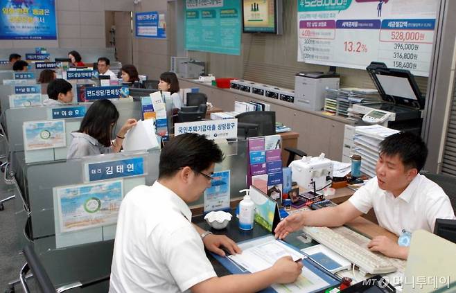 신한은행 지점 상담창구에서 전일제 근로자들과 시간선택제 근로자들이 함께 고객을 응대하고 있다.