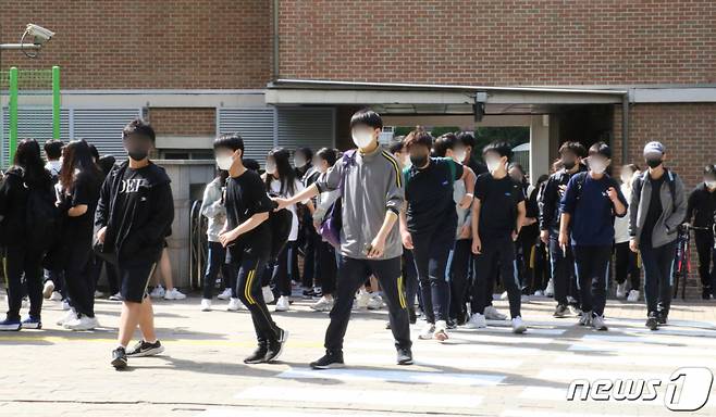 (서울=뉴스1) 노선웅 기자 = 다음 주 월요일 4분기 예방접종 시행계획이 발표된다. 4분기 시행계획엔 그동안 예방접종 대상에서 제외됐던 임신부와 소아·청소년(12~17세) 예방접종 계획과 추가접종, 미접종자 접종계획 등이 포함됐다. 사진은 24일 오후 서울 시내 한 중학교 학생들이 하교하는 모습. 2021.9.24/뉴스1