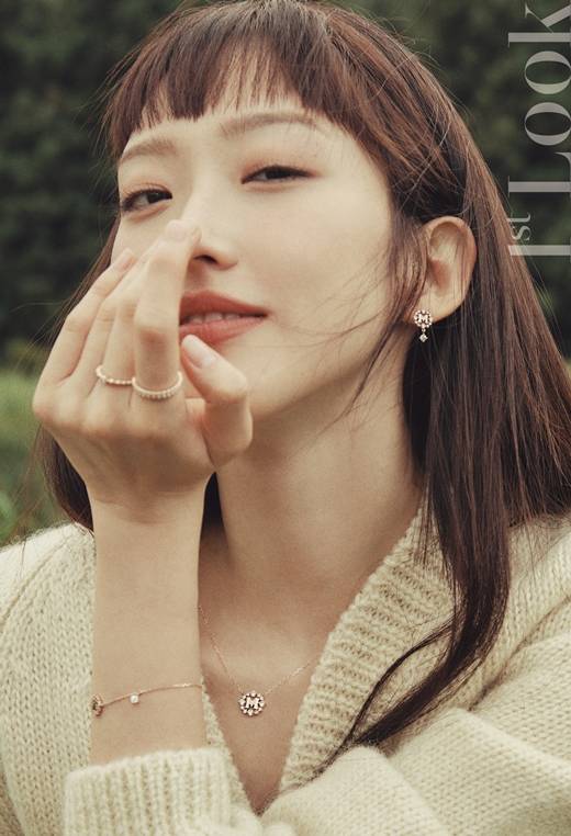 , the atmosphere is ripped apartActor han ji-hyun, who has been overwhelmingly presenced by the recent end of the SBS drama Penthouse and solidified his position as an actorFirst Impressions, MagazineIs a full-fledged autumn picture.han ji-hyun left for Jeju Island for photo shootIs a picture of enjoying the season in a space full of autumn sensibility such as a wide grassland and the sea, and produced a picture visual with its own atmosphere.han ji-hyunI was busy with drama shooting until a few days ago, but it is more sweet because it is a rest to taste after running close.Especially, this Jeju Island is with our family members and staff, so I think I can have a more meaningful and good time.Everyone has been working hard for Seok Kyung Lee day and night, so I wanted to travel together and have a good time and relax my fatigue. And about the Penthouse End, I think it is still difficult to leave Seok Kyung Lee.When I was shooting in the middle of the shooting, I wanted to be cool after the end, but I am in a lot of trouble because I face a breakup.I feel sad, grateful, and tears on the last day, and I honestly dont really realize that its over yet, but Im sure of this one.I was so happy because it was a stone statue, and I learned a lot through Penthouse. Finally, I want to play a cheerful and cheerful role that resembles me in the future, and on the contrary, its interesting to have a completely serious and heavy role, and I also like hanbok very much.So I want to experience historical drama, he said, talking about the works and characters he wants to try in the future.