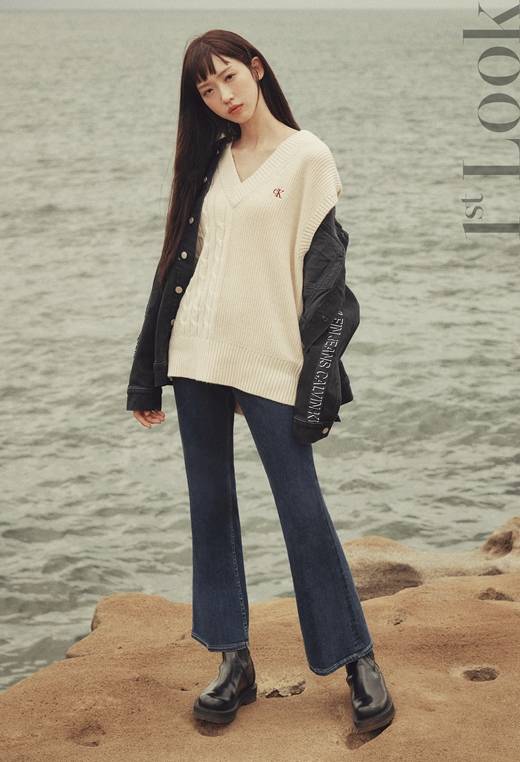 , the atmosphere is ripped apartActor han ji-hyun, who has been overwhelmingly presenced by the recent end of the SBS drama Penthouse and solidified his position as an actorFirst Impressions, MagazineIs a full-fledged autumn picture.han ji-hyun left for Jeju Island for photo shootIs a picture of enjoying the season in a space full of autumn sensibility such as a wide grassland and the sea, and produced a picture visual with its own atmosphere.han ji-hyunI was busy with drama shooting until a few days ago, but it is more sweet because it is a rest to taste after running close.Especially, this Jeju Island is with our family members and staff, so I think I can have a more meaningful and good time.Everyone has been working hard for Seok Kyung Lee day and night, so I wanted to travel together and have a good time and relax my fatigue. And about the Penthouse End, I think it is still difficult to leave Seok Kyung Lee.When I was shooting in the middle of the shooting, I wanted to be cool after the end, but I am in a lot of trouble because I face a breakup.I feel sad, grateful, and tears on the last day, and I honestly dont really realize that its over yet, but Im sure of this one.I was so happy because it was a stone statue, and I learned a lot through Penthouse. Finally, I want to play a cheerful and cheerful role that resembles me in the future, and on the contrary, its interesting to have a completely serious and heavy role, and I also like hanbok very much.So I want to experience historical drama, he said, talking about the works and characters he wants to try in the future.