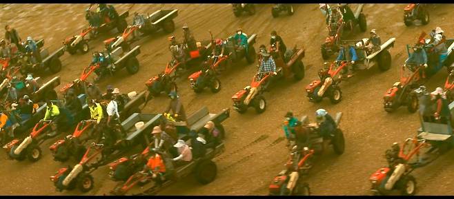 할리데이비슨보다 힙하다는 평가를 받은 갯벌경운기 부대 머드맥스