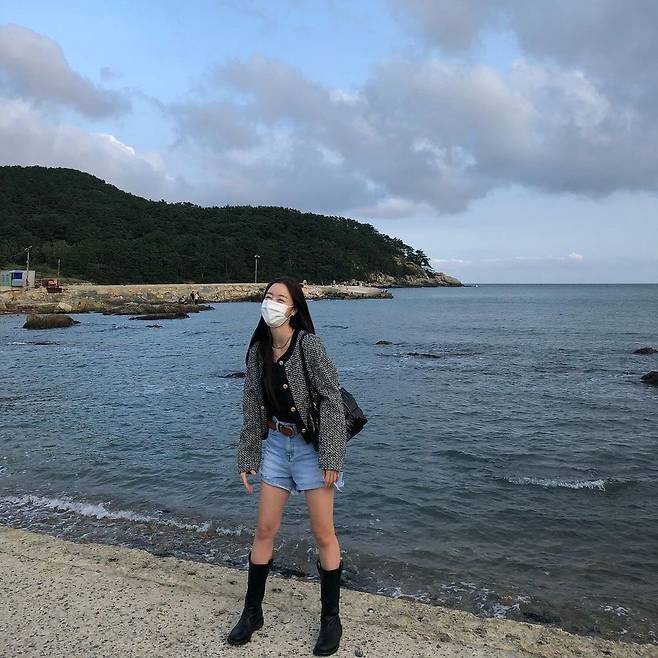 Actor Han Sun-hwa, a former group secret, has revealed his current status.On September 24, Han Sun-hwa posted several photos on her Instagram.Han Sun-hwa in the public photos boasts a pure beauty and superior proportion.Elegance female actor La Poste, who spews out of Han Sun-hwa, catches the eye.The netizens who watched the photos responded that they were too beautiful and an atmosphere big hit during the girl group.Han Sun-hwa, who debuted in 2006 as SBS Superstar Survival, became popular as a group secret.Since then, Han Sun-hwa has been recognized as an actor by winning the SBS Acting Award for News in 2014, the MBC Acting Award for Womens New Artist in 2014, and the MBC Acting Mini Series Award for 2017 for Best Actress.Last year, Han Sun-hwa performed on SBS gilt drama Convenience Store Morning Star and appeared on JTBC gilt drama Undercover this year.On September 16, the movie The Street of Movies starring Han Sun-hwa was released.