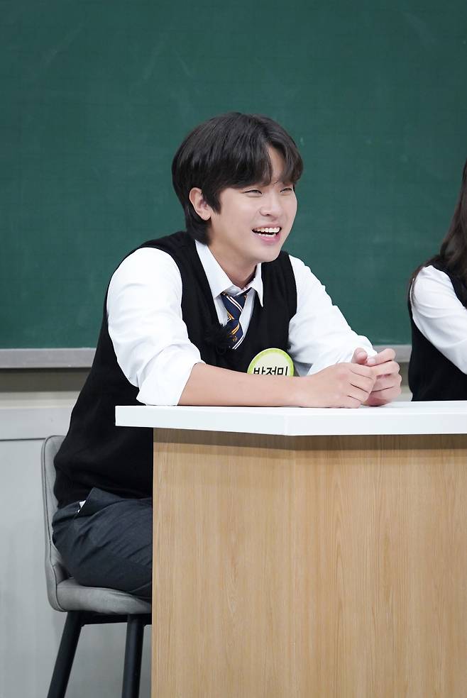 Park Jung-min will show Seo Jang-hoon and Smoking contest.The main actors Im Yoon-ah and Park Jung-min of the movie Miracle appear as transfer students on JTBC Knowing Bros broadcasted at 7:40 pm on September 25th.You can meet the breath of two people full of chemistry as well as the behind-the-scenes story of miracle at once.My brothers were glad to see the appearance of the two people who came to my brothers school. Im Yoon-ah said, I persuaded Park Jung-min to appear directly.) I showed off my brothers impressions.Park Jung-min said, I have been acting in various ways, but I am most confident of the acting that is annoying.Seo Jang-hoon, who is confident in the steam irritating performance, said, I will not be able to handle my acting door if it opens.So, two peoples contests were unfolded on the spot, and Park Jung-mins powerful irritating performance, which is not pushed by the reality (?) of Seo Jang-hoon, laughed.When the contest was completed, Seo Jang-hoon applauded the admiration, saying, It is the first time that Jung Min-i has not laughed at my acting.Im Yoon-ah also said, The reason why I was involved in miracle is because of the live video that is annoying to my sister.