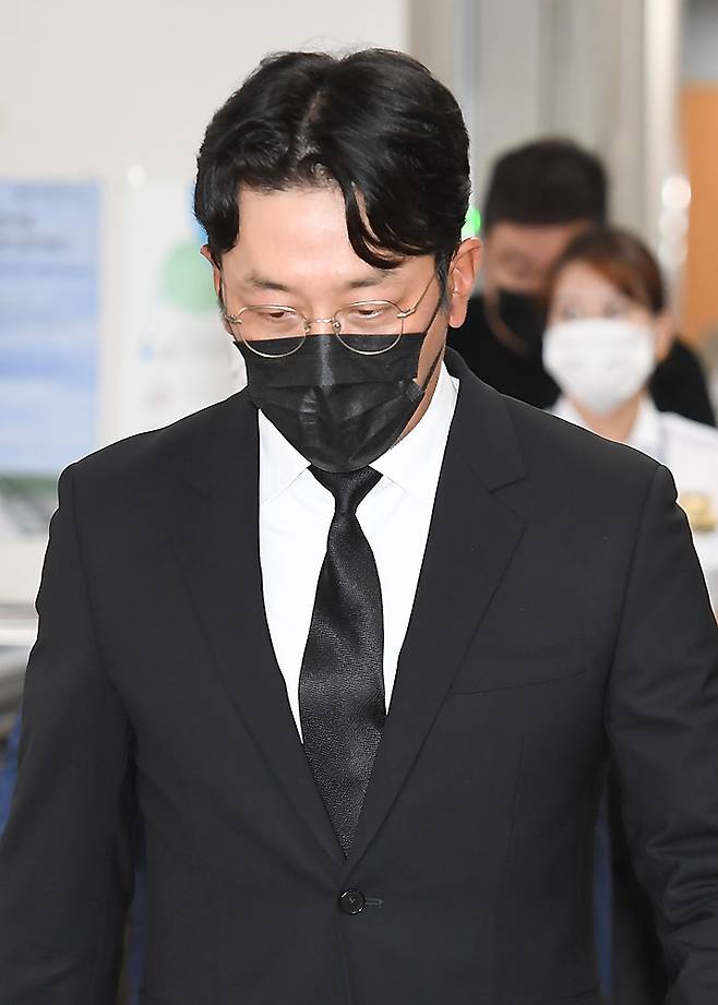 고개 숙인 하정우.