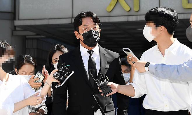 1심 선고공판 당시 법원 나서며 질문 받는 하정우.