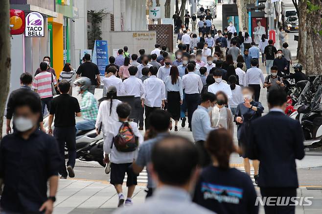 [서울=뉴시스] 권창회 기자 = 4단계 사적모임 기준 재강화를 하루 앞둔 지난 23일 오후 서울 서초구 선릉역 인근에서 직장인들이 이동하고 있다. 4단계 지역 예방접종 완료자 가족모임 예외 확대가 오늘까지 허용된다. 24일부터는 백신 접종 후 2주가 지난 사람도 식당·카페·집에서 최대 6명까지만 모일 수 있다. 2021.09.23. kch0523@newsis.com