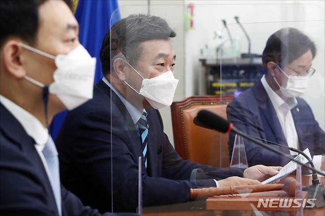 [서울=뉴시스] 전신 기자 = 윤호중 더불어민주당 원내대표가 24일 서울 여의도 국회에서 열린 최고위원회의에서 발언하고 있다. (공동취재사진) 2021.09.24. photo@newsis.com