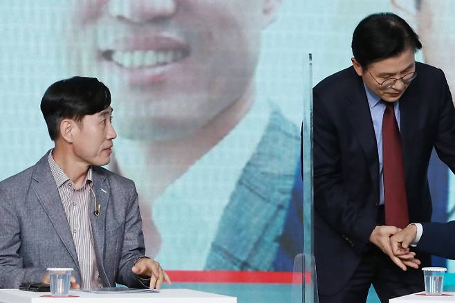 지난 23일 서울 강서구 ASSA 스튜디오에서 열린 국민의힘 제20대 대통령 선거 경선 2차 방송 토론회에서 하태경 의원이 황교안 전 대표를 바라보고 있다. 연합뉴스