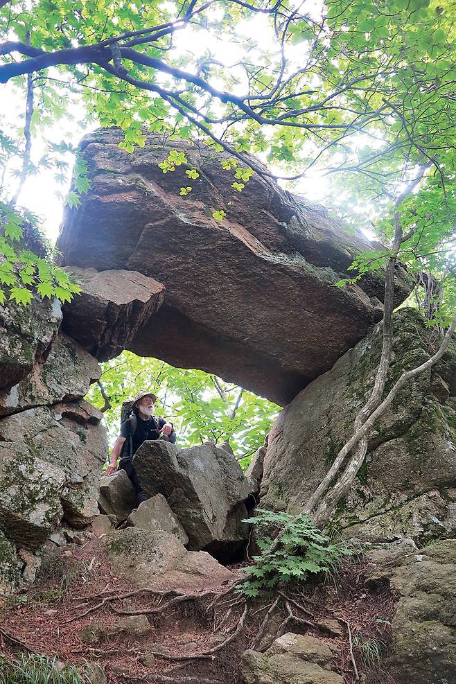 월출봉과 일출봉 사이 구멍바위. 월출봉에서 4분 거리 산길 오른쪽에 있다.