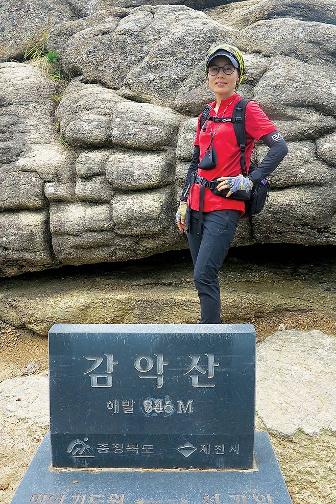 감악산 정상비석. 지난 8월 3일 오후 2시 15분 100대 명산 중 75좌째 감악산에 오른 오경미씨(전북 정읍 헬스산악회)가 인증사진을 찍고 있다.