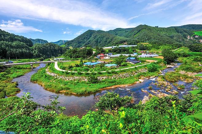 강물이 마을을 휘감아 도는 강원도 인제의 어느 시골 마을.