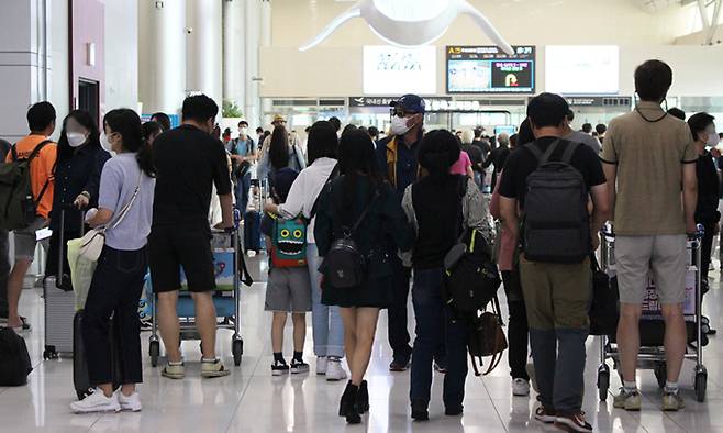 추석 연휴 마지막 날인 지난 22일 제주국제공항 출발층이 제주를 떠나려는 관광객과 귀성객들로 혼잡한 모습을 빚고 있다. 뉴시스