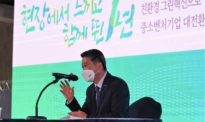중진공 김학도 이사장이 지난 5월 서울 목동에서 열린 취임 1주년 기자간담회에서 친환경 그린 혁신을 위한 지원 방안을 발표하고 있다. 중진공 제공