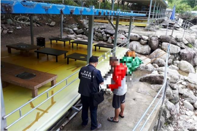 경기도 특별사법경찰단이 도내 계곡의 한 불법시설물을 점검하고 있다.경기도 제공