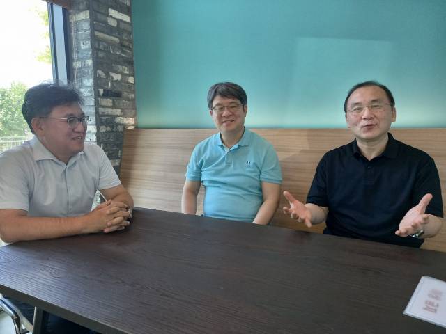 BtM에서 간사를 맡고 있는 유광선(왼쪽) KAIST 인공위성연구소 교수와 문홍규(가운데) 한국천문연구원 우주탐사그룹장, 김방엽 한국항공우주연구원 박사가 대전 대덕 천문연구원에서 심우주 탐사에 대해 설명하고 있다.