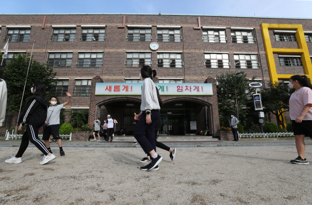 지난 6일 성북구 번동초등학교에서 6학년 학생들이 운동장 걷기를 하고 있다. /연합뉴스