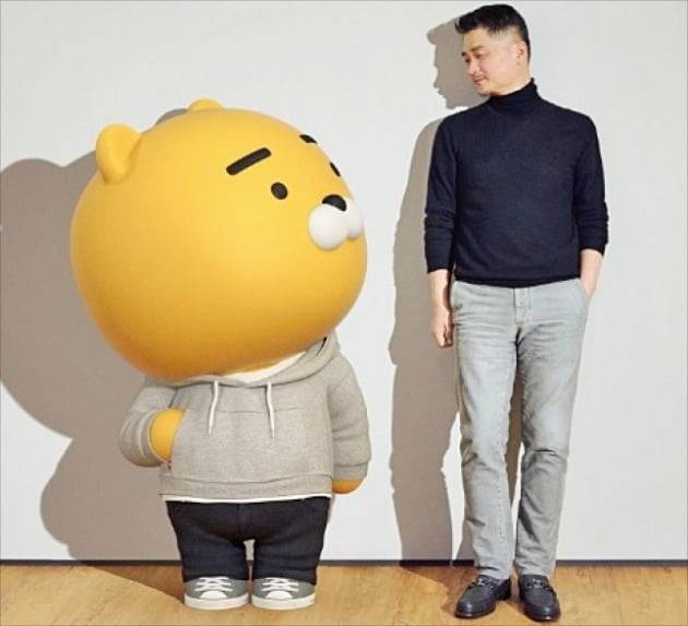 김버수 카카오 의장과 카카오프렌즈 캐릭터 라이언 / 사진제공=카카오 나우