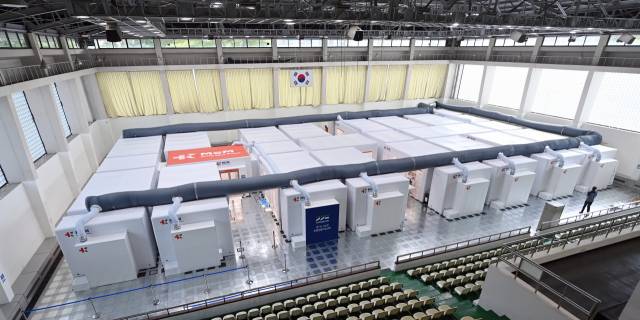 경기도 제2호 특별생활치료센터에 설치된 이동형 음압병동./연합뉴스