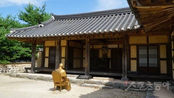 우리나라 최초의 사제 김대건 신부의 생가가 있는 당진 솔뫼성지. 김대건 신부의 생가 앞에 2014년 이곳을 방문한 프란치스코 교황의 동상이 기도드리는 모습으로 있다. 당진｜김재범 기자 oldfield@donga.com