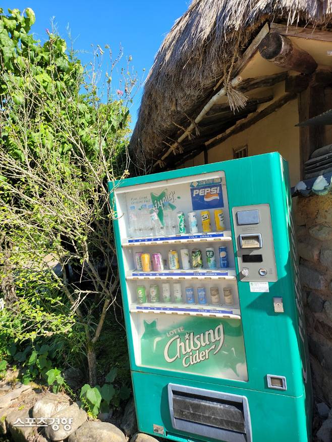 하회마을 안에 있는 자동판매기. 이 기계 역시 시간의 때가 쌓여 이채롭다.