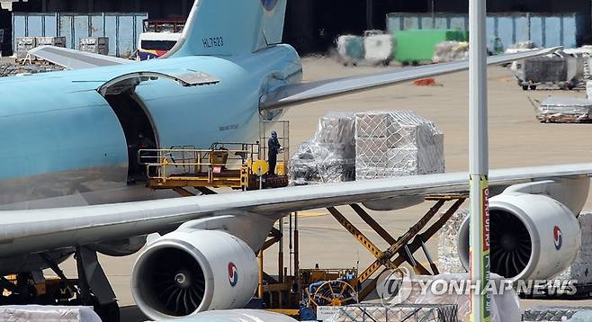 인천공항 도착한 코로나19 백신 [연합뉴스 자료사진]