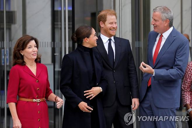 원월드 트레이드센터에서 만난 캐시 호컬 뉴욕주지사와 메건 마클, 해리 왕자, 빌 더블라지오 뉴욕시장(왼쪽부터). [로이터=연합뉴스]