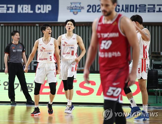 기뻐하는 SK (상주=연합뉴스) 임헌정 기자 = 15일 오후 경북 상주실내체육관에서 열린 2021 MG새마을금고 KBL 컵대회 예선 창원LG 대 서울SK 경기. 
    SK 김선형 등 선수들이 득점 뒤 기뻐하고 있다. 2021.9.15 kane@yna.co.kr